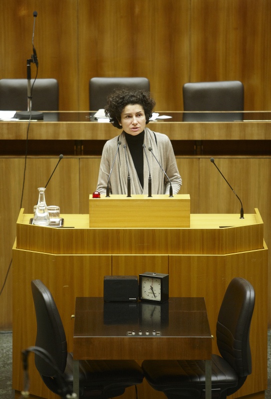 Mag. Alev Korun,  Nationalratsabgeordnete der Grünen, am Rednerpult.
