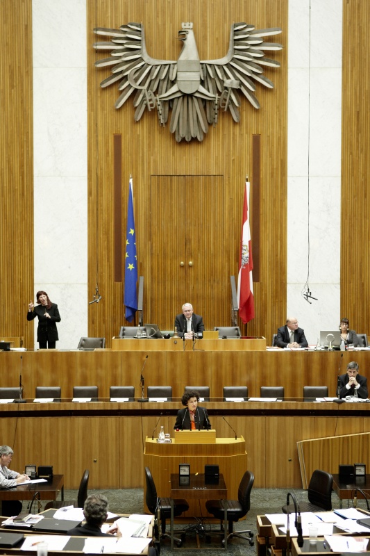 Mag. Alev Korun,  Nationalratsabgeordnete der Grünen, am Rednerpult. Auf der Regierungsbank Dr. Michael Spindelegger - Bundesminister für europäische und internationale Angelegenheiten. Am Präsidium Dr.Martin Graf - Dritter Nationalratspräsident. Dienst am Präsidium v.li. Dr. Wolfgang Engeljehringer (1er Position) und Mag. Julia Dörfel (2er Position).