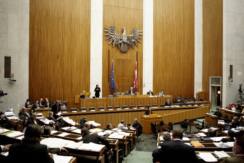 Mag. Alev Korun,  Nationalratsabgeordnete der Grünen, am Rednerpult. Auf der Regierungsbank Dr. Michael Spindelegger - Bundesminister für europäische und internationale Angelegenheiten. Am Präsidium Dr.Martin Graf - Dritter Nationalratspräsident. Dienst am Präsidium v.li. Dr. Wolfgang Engeljehringer (1er Position) und Mag. Julia Dörfel (2er Position).