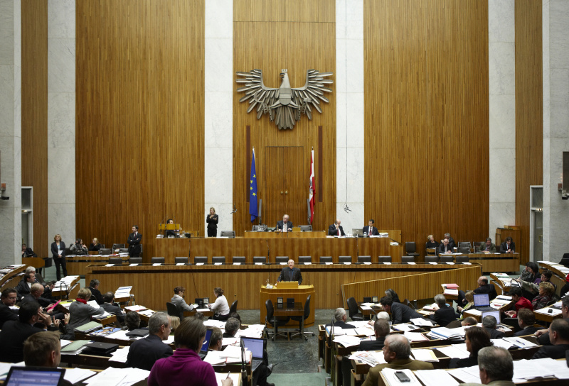 Günter Kößl,  Nationalratsabgeordneter der ÖVP, am Rednerpult. Am Präsidium Fritz Neugebauer - Zweiter Nationalratspräsident. Dienst am Präsidium v.li. Dr. Wolfgang Engeljehringer (1er Position) Mag. David Christian Liebich (2er Position).