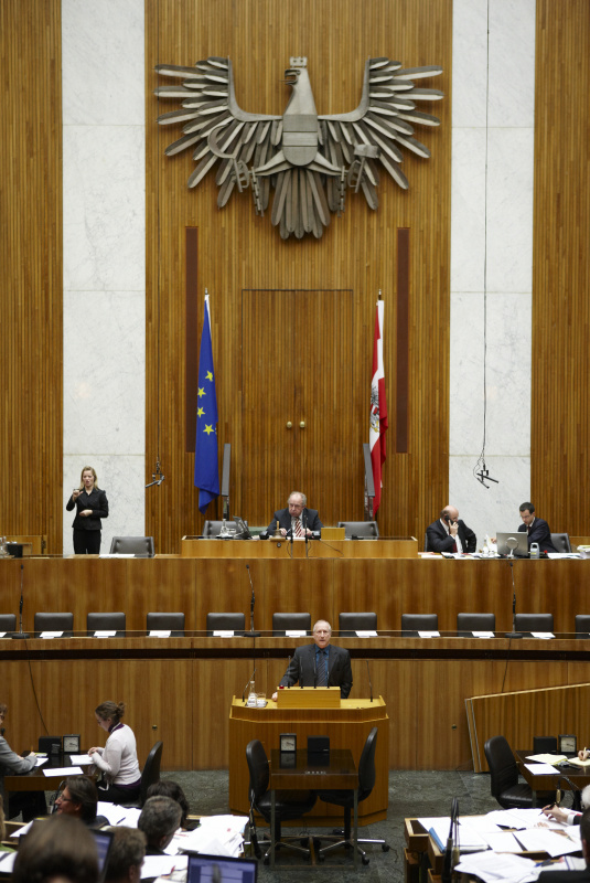 Günter Kößl,  Nationalratsabgeordneter der ÖVP, am Rednerpult. Am Präsidium Fritz Neugebauer - Zweiter Nationalratspräsident. Dienst am Präsidium v.li. Dr. Wolfgang Engeljehringer (1er Position) Mag. David Christian Liebich (2er Position).