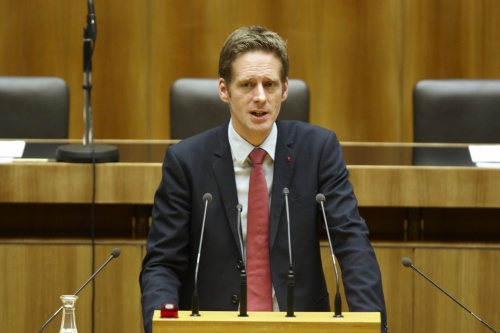 Kai Jan Krainer,  Nationalratsabgeordneter der SPÖ, am Rednerpult.