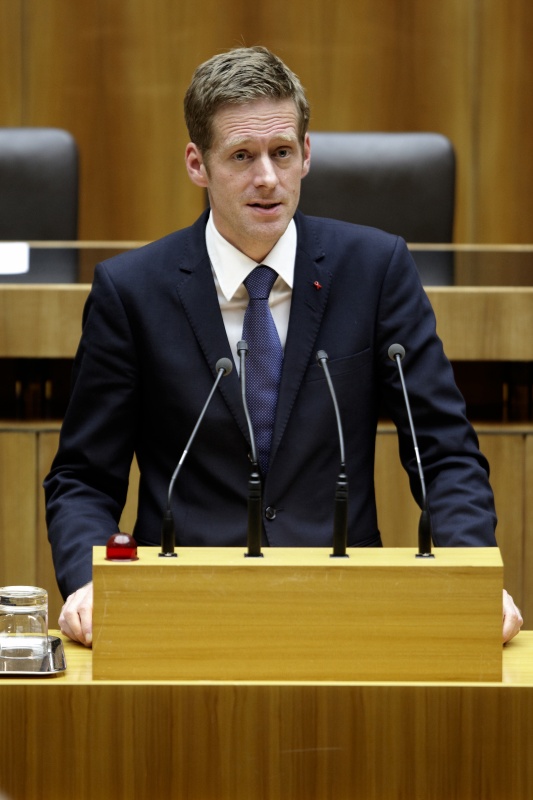 Kai Jan Krainer,  Nationalratsabgeordneter der SPÖ, am Rednerpult.