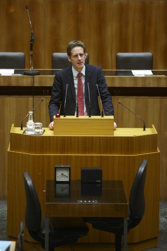 Kai Jan Krainer,  Nationalratsabgeordneter der SPÖ, am Rednerpult.