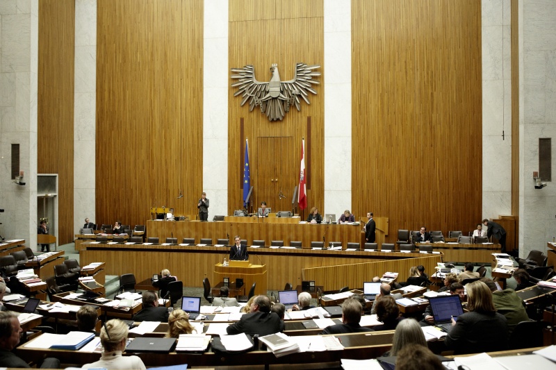 Kai Jan Krainer,  Nationalratsabgeordneter der SPÖ, am Rednerpult. Am Präsidium Mag.a Barbara Prammer - Nationalratspräsidentin. Dienst am Präsidium v.li. Mag.a Dunja Kopesky (1er Position) und Mag.a Brigitte Berger (2er Position).