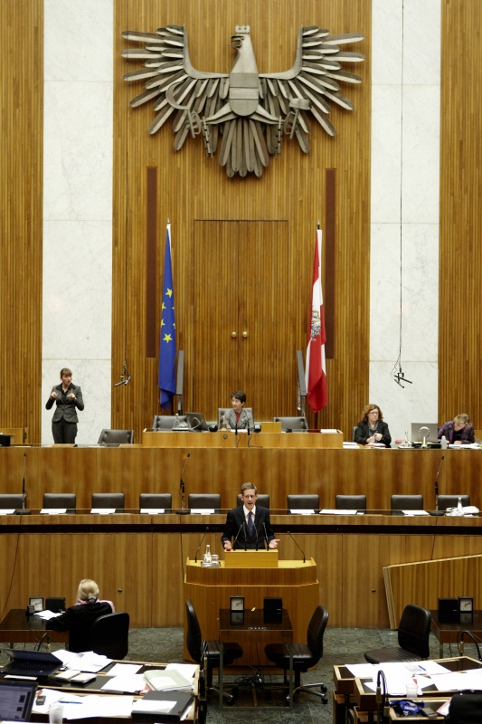Kai Jan Krainer,  Nationalratsabgeordneter der SPÖ, am Rednerpult. Am Präsidium Mag.a Barbara Prammer - Nationalratspräsidentin. Dienst am Präsidium v.li. Mag.a Dunja Kopesky (1er Position) und Mag.a Brigitte Berger (2er Position).