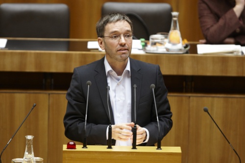 Herbert Kickl,  Nationalratsabgeordneter der FPÖ, am Rednerpult.