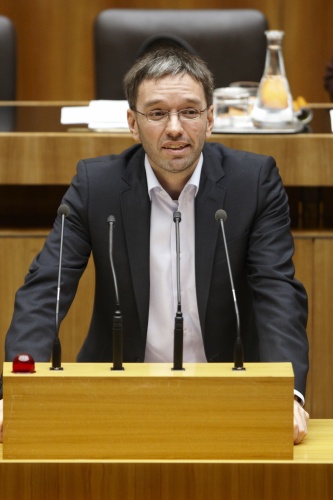Herbert Kickl,  Nationalratsabgeordneter der FPÖ, am Rednerpult.