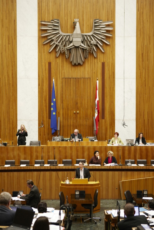 Herbert Kickl,  Nationalratsabgeordneter der FPÖ, am Rednerpult. Auf der Regierungsbank v.li. Gabriele Heinisch-Hosek - Bundesministerin für Frauen und öffentlichen Dienst und Mag.a Claudia Bandion-Ortner - Bundesministerin für Justiz. Am Präsidium Fritz Neugebauer - Zweiter Nationalratspräsident. Dienst am Präsidium v.li. Dr.in Susanne Bachmann (1er Position) und Mag.a Tatjana Walter (2er Position).