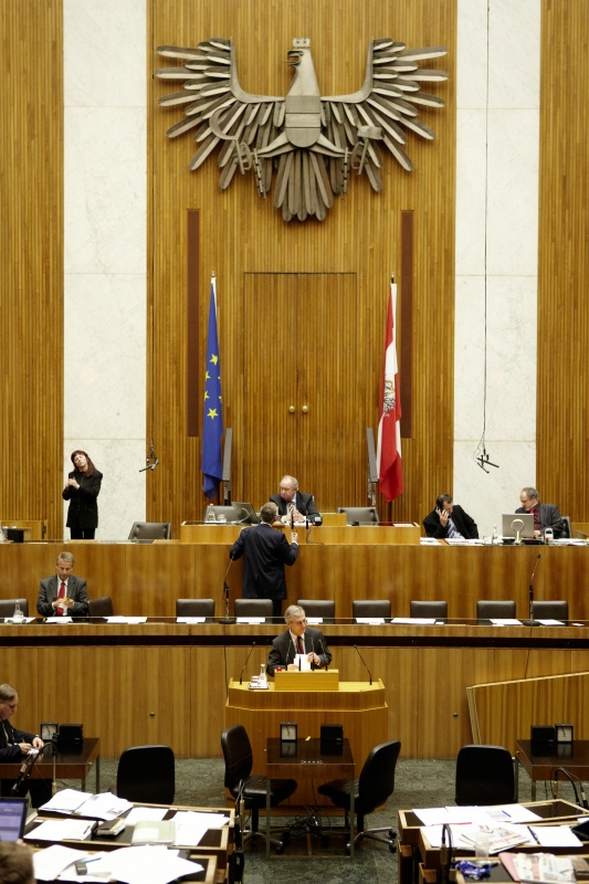 Franz Kirchgatterer,  Nationalratsabgeordneter der SPÖ, am Rednerpult. Auf der Regierungsbank Dr. Reinhold Lopatka - Staatssekretär im Bundesministerium für Finanzen. Am Präsidium Fritz Neugebauer - Zweiter Nationalratspräsident. Dienst am Präsidium v.li. Mag. Gottfried Michalitsch (1er Position) und Mag. Gerhard Kiesenhofer (2er Position).
