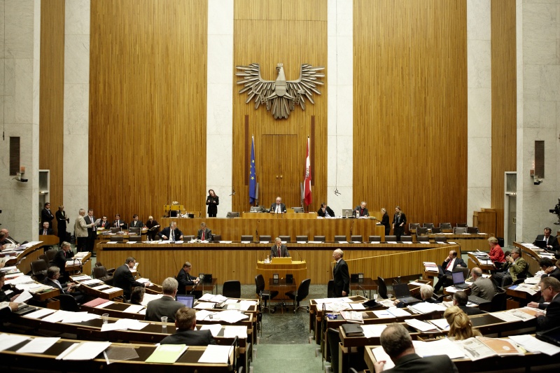 Franz Kirchgatterer,  Nationalratsabgeordneter der SPÖ, am Rednerpult. Auf der Regierungsbank v.li. Rudolf Hundstorfer - Bundesminister für Arbeit, Soziales und Konsumentenschutz und Dr. Reinhold Lopatka - Staatssekretär im Bundesministerium für Finanzen. Am Präsidium Fritz Neugebauer - Zweiter Nationalratspräsident. Dienst am Präsidium v.li. Mag. Gottfried Michalitsch (1er Position) und Mag. Gerhard Kiesenhofer (2er Position).