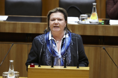Anneliese Kitzmüller,  Nationalratsabgeordnete der FPÖ, am Rednerpult.
