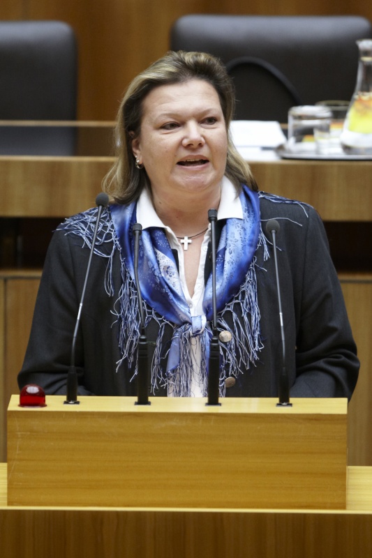 Anneliese Kitzmüller,  Nationalratsabgeordnete der FPÖ, am Rednerpult.