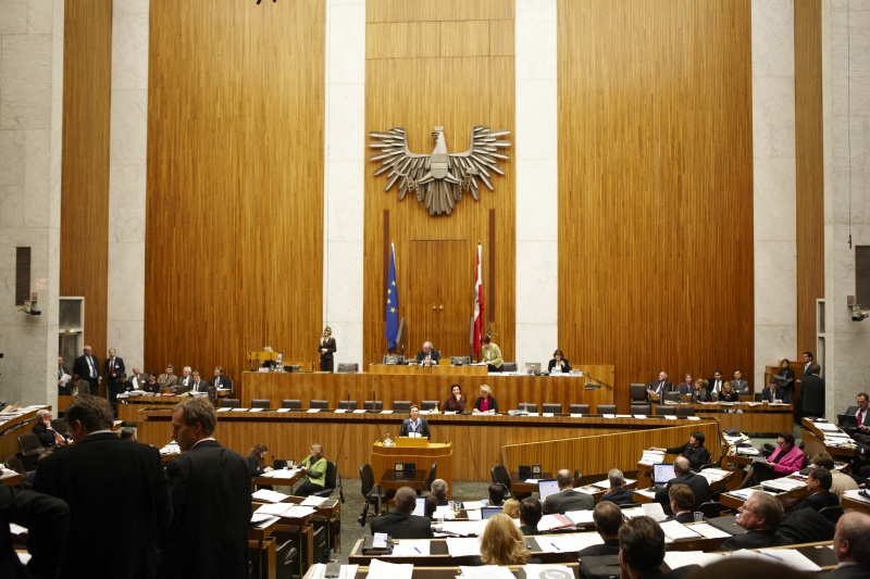 Anneliese Kitzmüller,  Nationalratsabgeordnete der FPÖ, am Rednerpult. Auf der Regierungsbank v.li. Gabriele Heinisch-Hosek - Bundesministerin für Frauen und öffentlichen Dienst und Mag.a Claudia Bandion-Ortner - Bundesministerin für Justiz. Am Präsidium Fritz Neugebauer - Zweiter Nationalratspräsident. Dienst am Präsidium v.li. Dr.in Susanne Bachmann (1er Position) und Mag.a Tatjana Walter (2er Position).