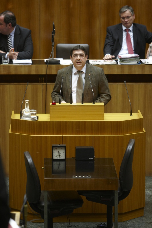 Oswald Klikovitz,  Nationalratsabgeordneter der ÖVP, am Rednerpult. Auf der Regierungsbank v.li. Dipl.-Ing. Josef Pröll - Vizekanzler, Bundesminister für Finanzen, Alois Stöger - Bundesminister für Gesundheit-