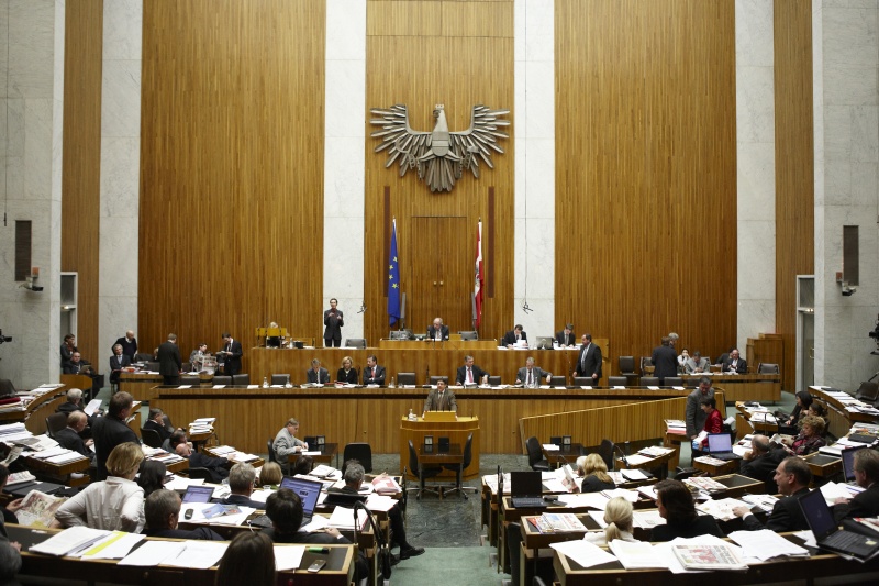 Oswald Klikovitz,  Nationalratsabgeordneter der ÖVP, am Rednerpult. Auf der Regierungsbank v.li. Dr. Reinhold Lopatka - Staatssekretär im Bundesministerium für Finanzen, Mag.a Dr.in Maria Theresia Fekter - Bundesministerin für Inneres, Dipl.-Ing. Nikolaus Berlakovich - Bundesminister für Land- und Forstwirtschaft, Umwelt und Wasserwirtschaft, Alois Stöger - Bundesminister für Gesundheit und  Dr. Reinhold Mitterlehner - Bundesminister für Wirtschaft, Familie und. Am Präsidium Fritz Neugebauer - Zweiter Nationalratspräsident. Dienst am Präsidium v.li. Mag. Gottfried Michalitsch (1er Position) und Dr. Christoph Konrath (2er Position).