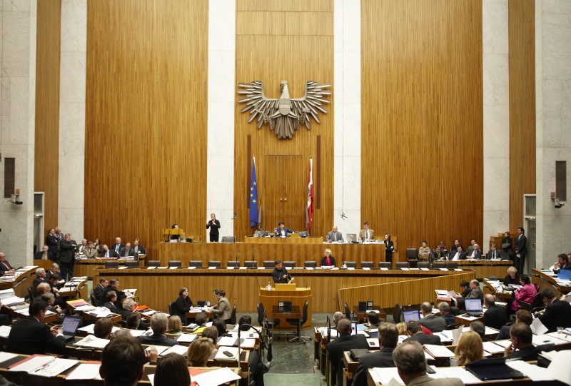 Mag. Werner Kogler,  Nationalratsabgeordneter der Grünen, am Rednerpult. Auf der Regierungsbank Mag.a Claudia Bandion-Ortner - Bundesministerin für Justiz. Am Präsidium Mag.a Barbara Prammer - Nationalratspräsidentin. Dienst am Präsidium v.li. Mag. Martin Peyerl (1er Position) und Mag. Gerhard Koller (2er Position).