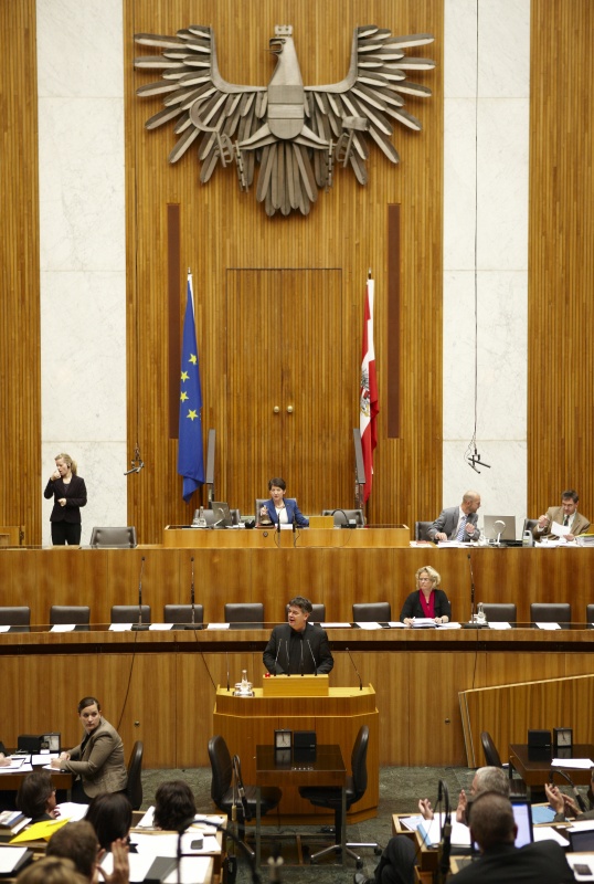 Mag. Werner Kogler,  Nationalratsabgeordneter der Grünen, am Rednerpult. Auf der Regierungsbank Mag.a Claudia Bandion-Ortner - Bundesministerin für Justiz. Am Präsidium Mag.a Barbara Prammer - Nationalratspräsidentin. Dienst am Präsidium v.li. Mag. Martin Peyerl (1er Position) und Mag. Gerhard Koller (2er Position).