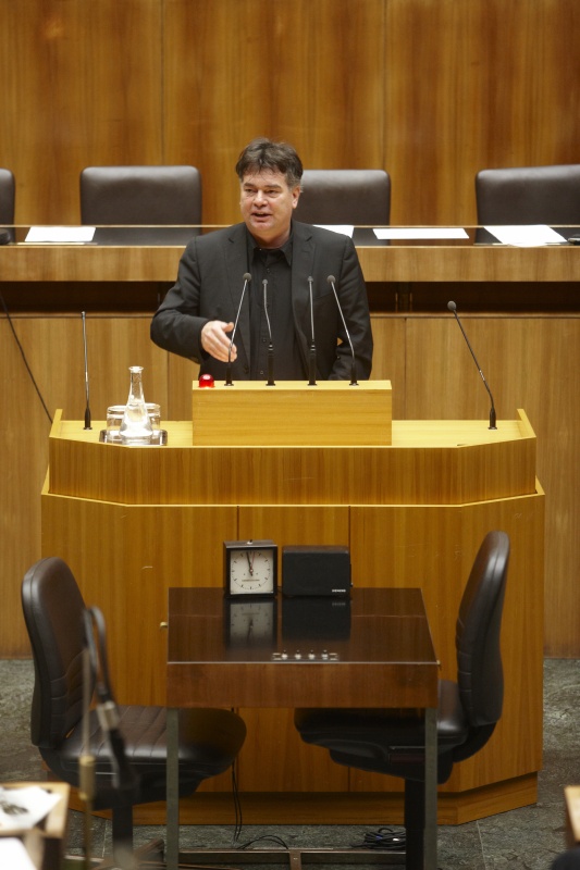 Mag. Werner Kogler,  Nationalratsabgeordneter der Grünen, am Rednerpult.