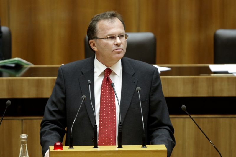 Dr. Günther Kräuter, Nationalratsabgeordneter der SPÖ, am Rednerpult.