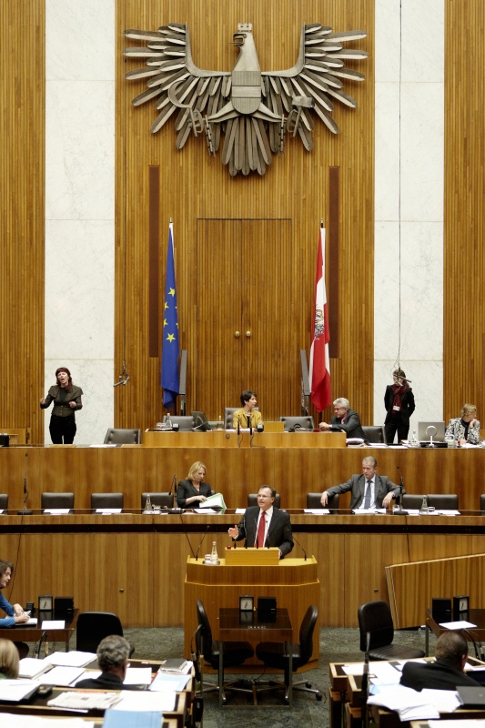 Dr. Günther Kräuter, Nationalratsabgeordneter der SPÖ, am Rednerpult. Auf der Regierungsbank v.li. Doris Bures - Bundesministerin für Verkehr, Innovation und Technologie und Dr. Reinhold Mitterlehner - Bundesminister für Wirtschaft, Familie und Jugend. Am Präsidium Mag.a Barbara Prammer - Nationalratspräsidentin. Dienst am Präsidium v.li. Dr. Jörg Wirrer (1er Position) und Mag.a Brigitte Berger (2er Position).