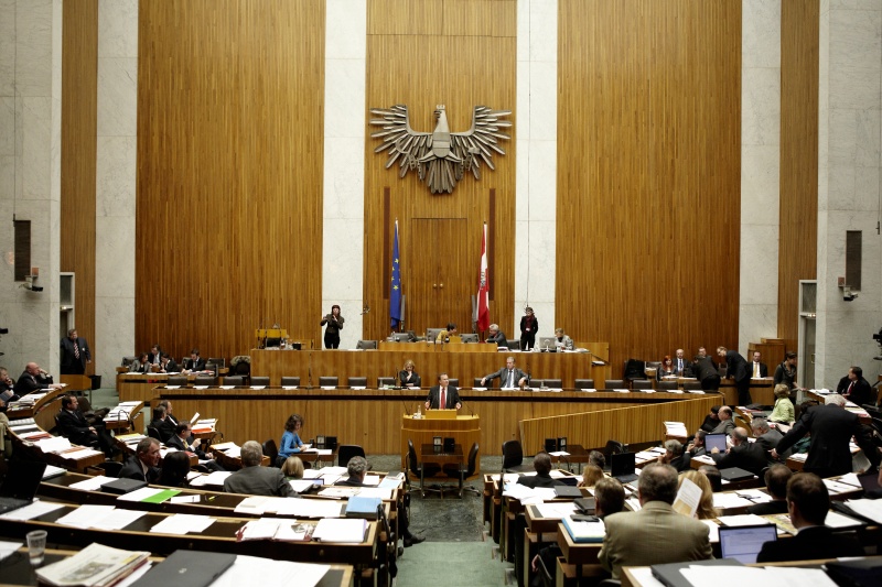 Dr. Günther Kräuter, Nationalratsabgeordneter der SPÖ, am Rednerpult. Auf der Regierungsbank v.li. Doris Bures - Bundesministerin für Verkehr, Innovation und Technologie und Dr. Reinhold Mitterlehner - Bundesminister für Wirtschaft, Familie und Jugend. Am Präsidium Mag.a Barbara Prammer - Nationalratspräsidentin. Dienst am Präsidium v.li. Dr. Jörg Wirrer (1er Position) und Mag.a Brigitte Berger (2er Position).