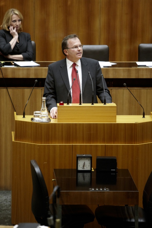 Dr. Günther Kräuter, Nationalratsabgeordneter der SPÖ, am Rednerpult. Auf der Regierungsbank Doris Bures - Bundesministerin für Verkehr, Innovation und Technologie.