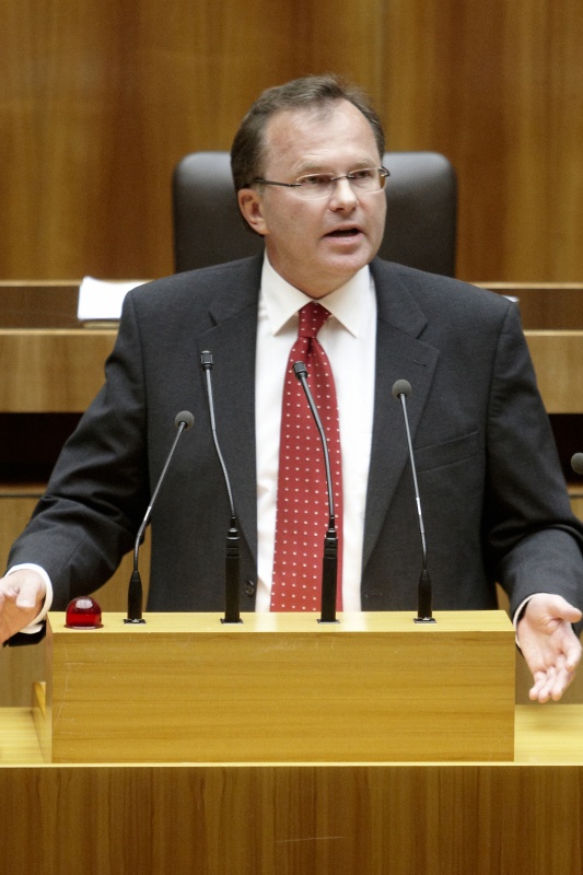 Dr. Günther Kräuter, Nationalratsabgeordneter der SPÖ, am Rednerpult.