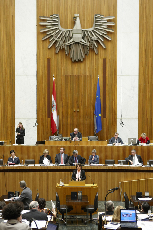 Mag. Andrea Kuntzl, Nationalratsabgeordnete der SPÖ, am Rednerpult. Auf der Regierungsbank v.li. Gabriele Heinisch-Hosek - Bundesministerin für Frauen und öffentlichen Dienst, Mag.a Dr.in Maria Theresia Fekter - Bundesministerin für Inneres, Dipl.-Ing. Josef Pröll - Vizekanzler, Bundesminister für Finanzen, Werner Faymann - Bundeskanzler, Dr.in Claudia Schmied - Bundesministerin für Unterricht, Kunst und Kultur und Alois Stöger - Bundesminister für Gesundheit. Am Präsidium Fritz Neugebauer - Zweiter Nationalratspräsident. Dienst am Präsidium v.li Dr. Joseph Wirnsperger (1er Position) und MMag.a Ines Kerle (2er Position).