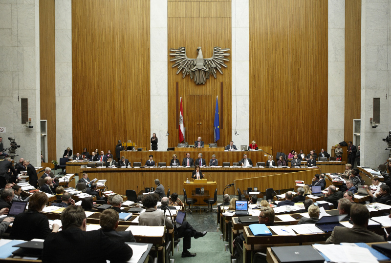 Mag. Andrea Kuntzl, Nationalratsabgeordnete der SPÖ, am Rednerpult. Auf der Regierungsbank v.li. Christine Marek - Staatssekretärin im Bundesministerium für Wirtschaft, Familie und Jugend, Dr. Reinhold Lopatka - Staatssekretär im Bundesministerium für Finanzen, Gabriele Heinisch-Hosek - Bundesministerin für Frauen und öffentlichen Dienst, Mag.a Dr.in Maria Theresia Fekter - Bundesministerin für Inneres, Dipl.-Ing. Josef Pröll - Vizekanzler, Bundesminister für Finanzen, Werner Faymann - Bundeskanzler, Dr.in Claudia Schmied - Bundesministerin für Unterricht, Kunst und Kultur, Alois Stöger - Bundesminister für Gesundheit, Mag.a Claudia Bandion-Ortner - Bundesministerin für Justiz, Mag. Dr. Beatrix Karl - Bundesministerin für Wissenschaft und Forschung, Mag. Andreas Schieder - Staatssekretär im Bundesministerium für Finanzen und Dr. Josef Ostermayer - Staatssekretär im Bundeskanzleramt. Am Präsidium Fritz Neugebauer - Zweiter Nationalratspräsident. Dienst am Präsidium v.li Dr. Joseph Wirnsperger (1er Position) und MMag.a Ines Kerle (2er Position).