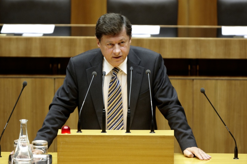 Dr. Gerhard Kurzmann, Nationalratsabgeordneter der FPÖ, am Rednerpult.