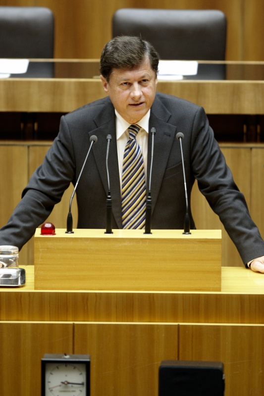 Dr. Gerhard Kurzmann, Nationalratsabgeordneter der FPÖ, am Rednerpult.