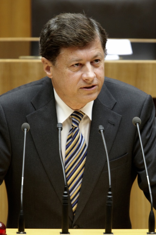 Dr. Gerhard Kurzmann, Nationalratsabgeordneter der FPÖ, am Rednerpult.