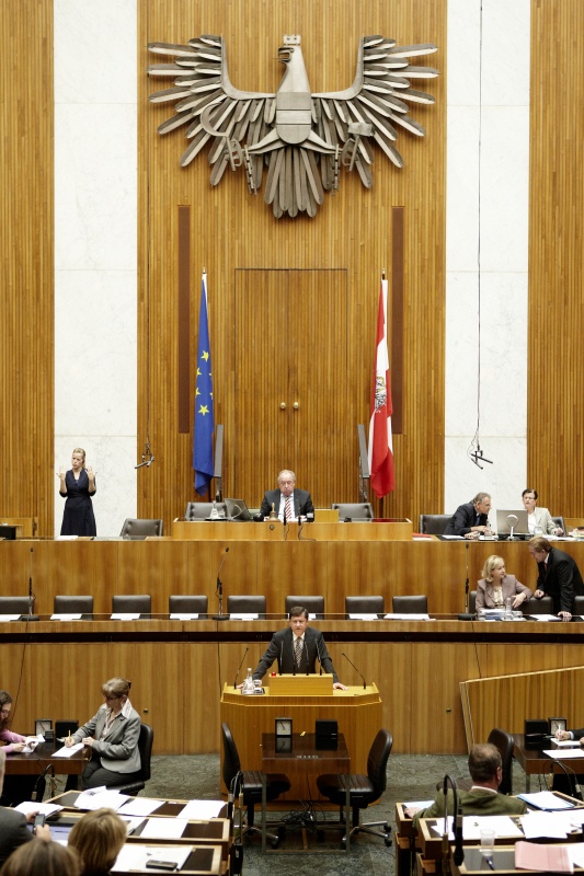 Dr. Gerhard Kurzmann, Nationalratsabgeordneter der FPÖ, am Rednerpult. Auf der Regierungsbank Mag.a Dr.in Maria Theresia Fekter - Bundesministerin für Inneres. Am Präsidium Fritz Neugebauer - Zweiter Nationalratspräsident. Dienst am Präsidium v.li. Dr. Christian Müller (1er Position) und Dr.in Ingrid Moser (2er Position).