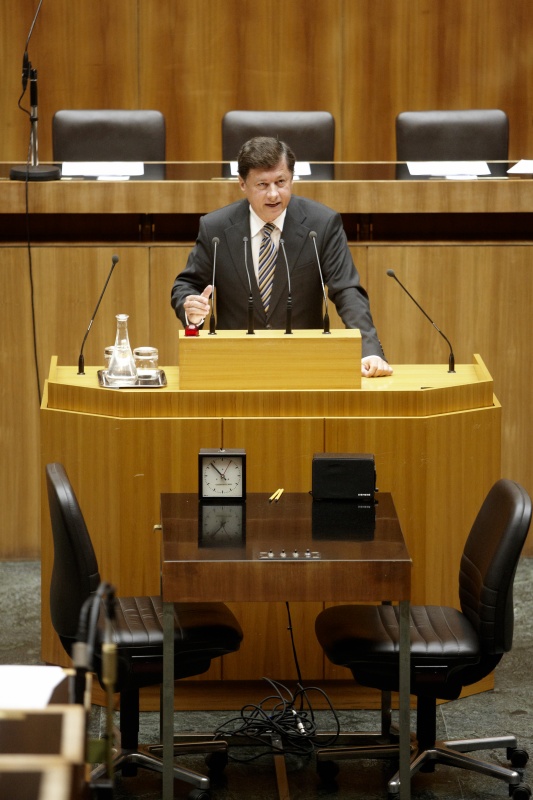 Dr. Gerhard Kurzmann, Nationalratsabgeordneter der FPÖ, am Rednerpult.