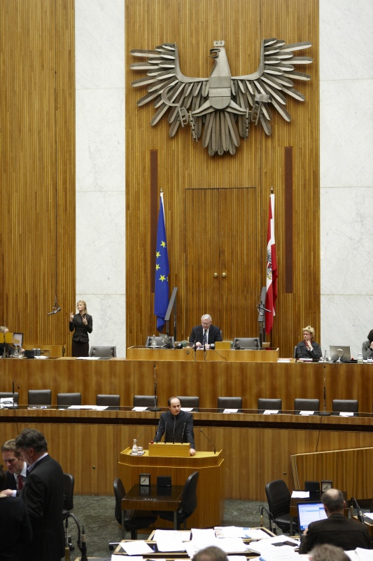 Ing. Mag. Hubert Kuzdas,  Nationalratsabgeordneter der SPÖ, am Rednerpult. Am Präsidium Dr.Martin Graf - Dritter Nationalratspräsident. Dienst am Präsidium v.li. Dr.in Susanne Janistyn (1er Position) und Dr.in Ingrid Moser (2er Position).