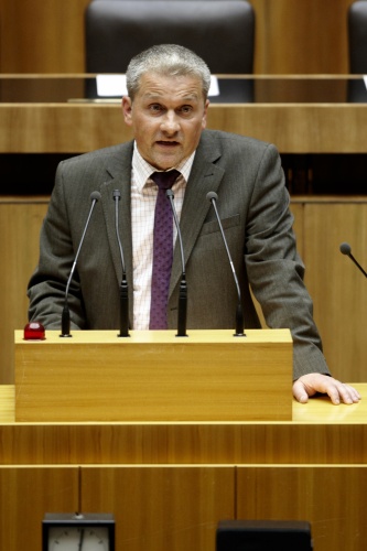 Christian Lausch, Nationalratsabgeordneter der FPÖ, am Rednerpult.