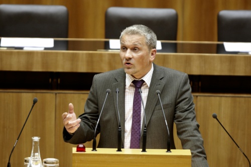 Christian Lausch, Nationalratsabgeordneter der FPÖ, am Rednerpult.