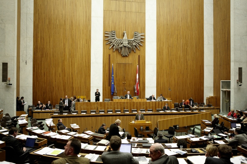 Christian Lausch, Nationalratsabgeordneter der FPÖ, am Rednerpult. Auf der Regierungsbank Dr. Michael Spindelegger - Bundesminister für europäische und internationale Angelegenheiten. Am Präsidium Dr.Martin Graf - Dritter Nationalratspräsident. Dienst am Präsidium v.li. Dr. Wolfgang Engeljehringer (1er Position) und Mag. Julia Dörfel (2-er Position).