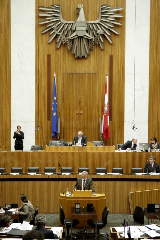 Christian Lausch, Nationalratsabgeordneter der FPÖ, am Rednerpult. Auf der Regierungsbank Dr. Michael Spindelegger - Bundesminister für europäische und internationale Angelegenheiten. Am Präsidium Dr.Martin Graf - Dritter Nationalratspräsident. Dienst am Präsidium v.li. Dr. Wolfgang Engeljehringer (1er Position) und Mag. Julia Dörfel (2-er Position).