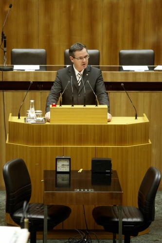 Mag. Josef Lettenbichler, Nationalratsabgeordneter der ÖVP, am Rednerpult.