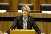 Dr. Ruperta Lichtenecker, Nationalratsabgeordnete der Grünen, am Rednerpult.