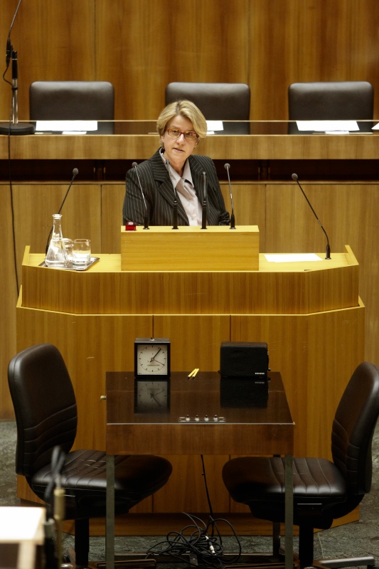 Dr. Ruperta Lichtenecker, Nationalratsabgeordnete der Grünen, am Rednerpult.