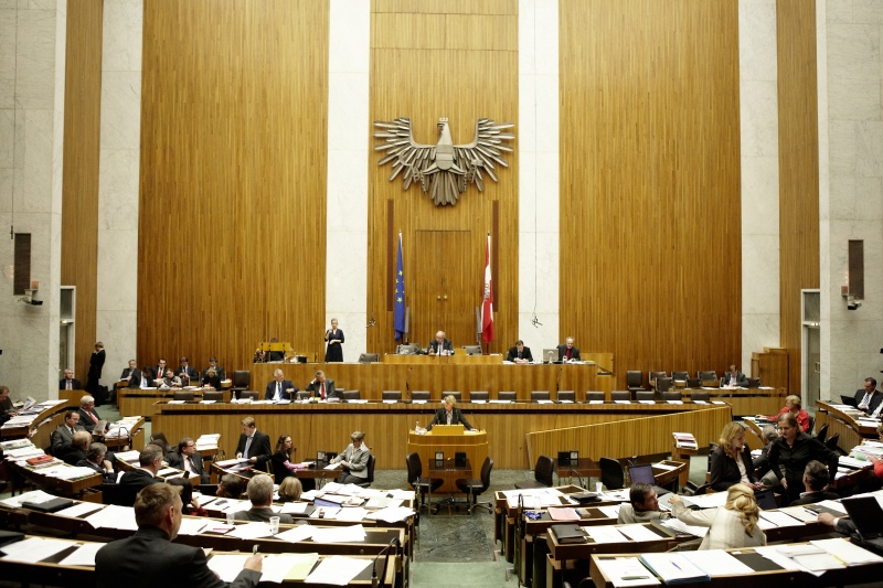 Dr. Ruperta Lichtenecker, Nationalratsabgeordnete der Grünen, am Rednerpult. Auf der Regierungsbank v.li. Dr. Josef Moser - Präsident des Rechnungshofes und  Dr. Reinhold Lopatka - Staatssekretär im Bundesministerium für Finanzen. Am Präsidium Fritz Neugebauer - Zweiter Nationalratspräsident. Dienst am Präsidium v.li. Mag. Gottfried Michalitsch (1er Position) und Mag. Gerhard Kiesenhofer (2er Position).