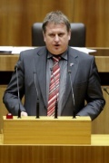 Maximilian Linder, Nationalratsabgeordneter der FPÖ, am Rednerpult.