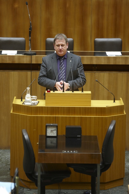 Maximilian Linder, Nationalratsabgeordneter der FPÖ, am Rednerpult.