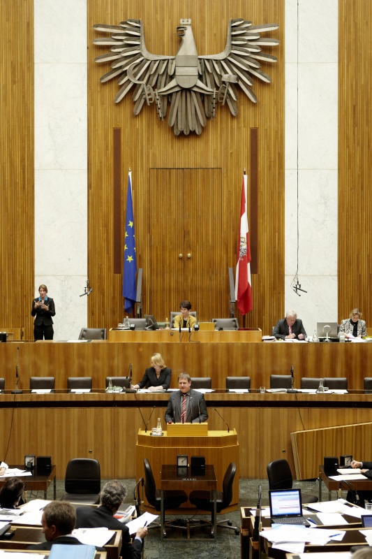 Maximilian Linder, Nationalratsabgeordneter der FPÖ, am Rednerpult.  Auf der Regierungsbank Doris Bures - Bundesministerin für Verkehr, Innovation und Technologie. Am Präsidium Mag.a Barbara Prammer - Nationalratspräsidentin. Dienst am Präsidium v.li. Dr. Jörg Wirrer (1er Position) und Mag.a Brigitte Berger (2er Position).