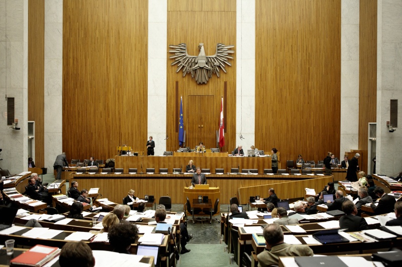Maximilian Linder, Nationalratsabgeordneter der FPÖ, am Rednerpult.  Auf der Regierungsbank Doris Bures - Bundesministerin für Verkehr, Innovation und Technologie. Am Präsidium Mag.a Barbara Prammer - Nationalratspräsidentin. Dienst am Präsidium v.li. Dr. Jörg Wirrer (1er Position) und Mag.a Brigitte Berger (2er Position).