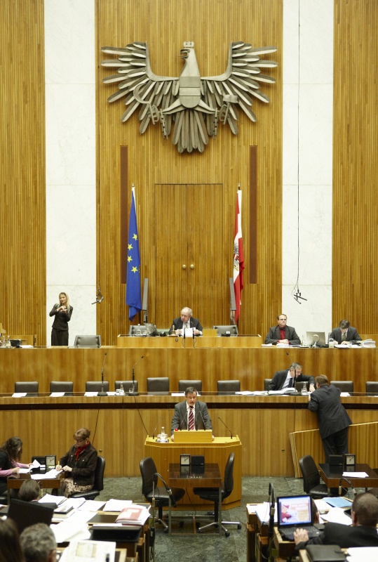 Hermann Lipitsch, Nationalratsabgeordneter der SPÖ, am Rednerpult. Auf der Regierungsbank Alois Stöger - Bundesminister für Gesundheit. Am Präsidium Fritz Neugebauer - Zweiter Nationalratspräsident. Dienst am Präsidium v.li. Dr. Erich Saurugger (1er Position) und Dr. Christoph Konrath (2er Position).
