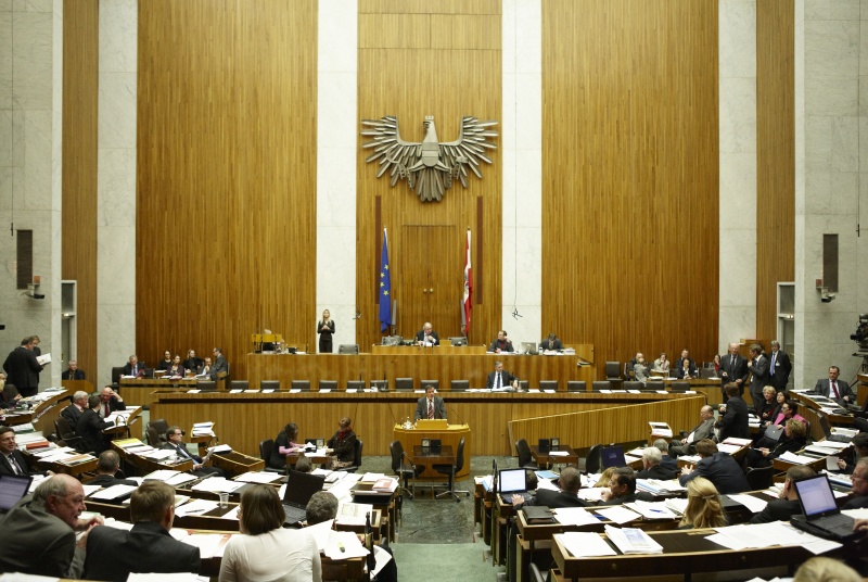 Hermann Lipitsch, Nationalratsabgeordneter der SPÖ, am Rednerpult. Auf der Regierungsbank Alois Stöger - Bundesminister für Gesundheit. Am Präsidium Fritz Neugebauer - Zweiter Nationalratspräsident. Dienst am Präsidium v.li. Dr. Erich Saurugger (1er Position) und Dr. Christoph Konrath (2er Position).